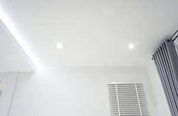 Сатиновые натяжные потолки: особенности и преимущества