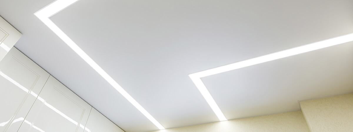 Что такое световые линии в натяжном потолке | «СтройАльянс»