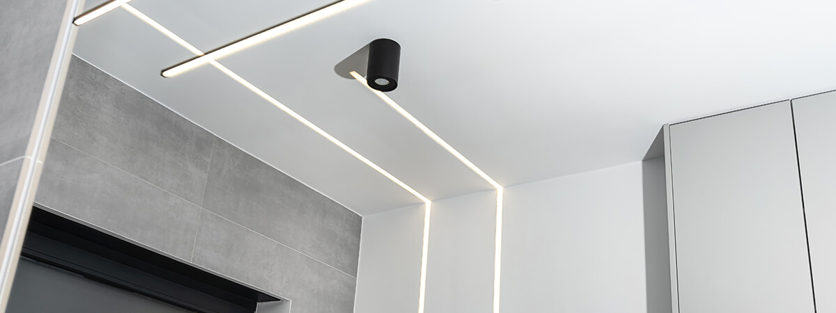 Преимущества световых линий в натяжном потолке | «СтройАльянс»