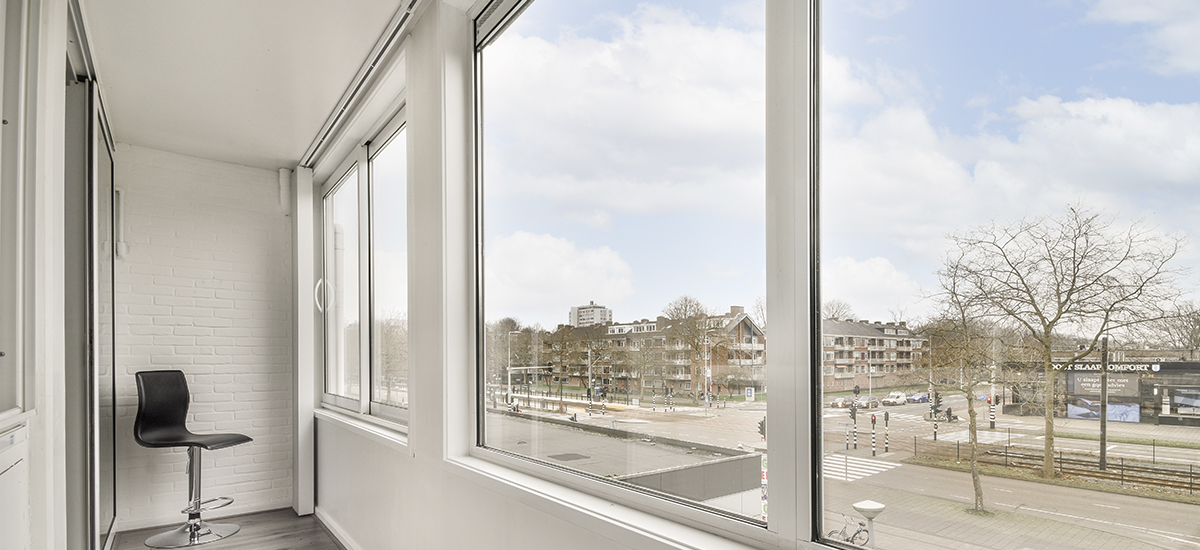 Плюсы и минусы натяжного потолка для балкона | «СтройАльянс»