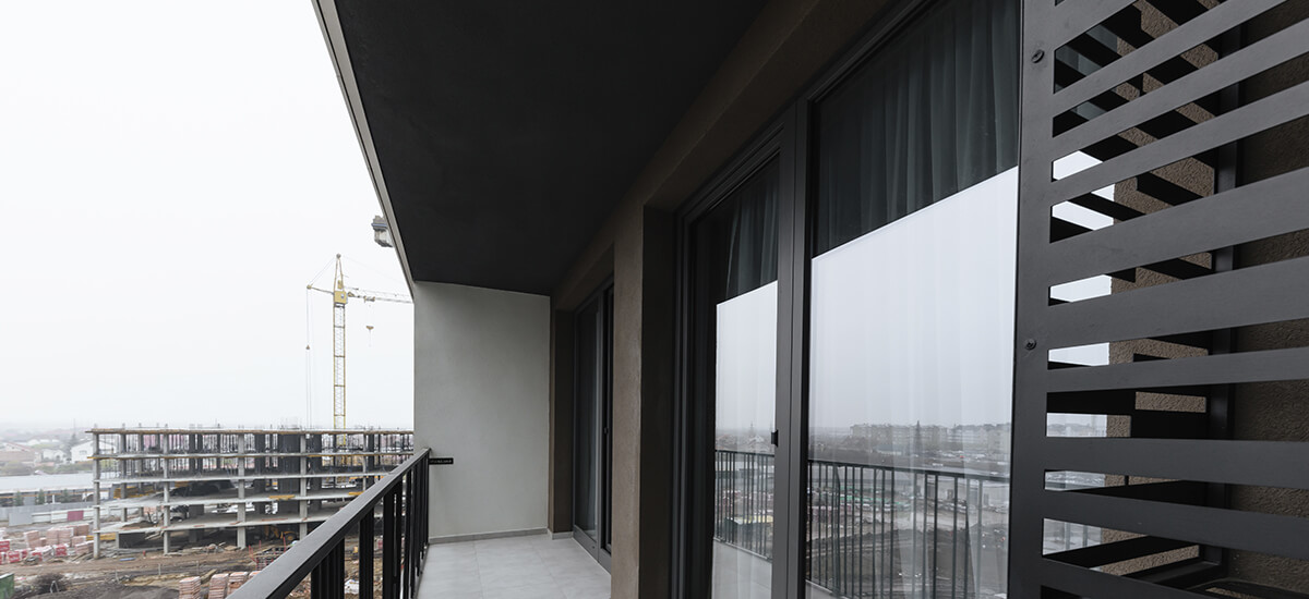 Можно ли сделать натяжной потолок на балконе? | «СтройАльянс»