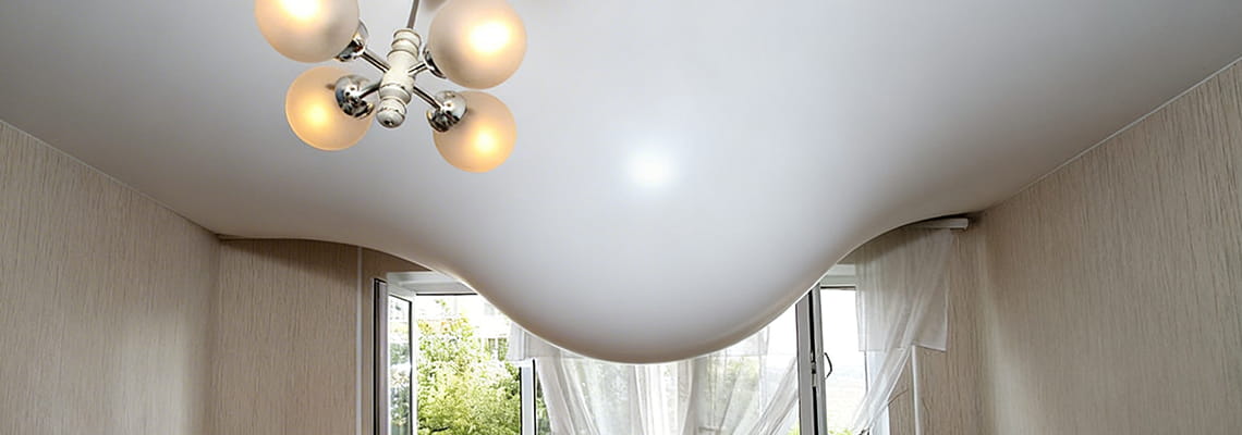 Вода внутри натяжного потолка | «СтройАльянс»