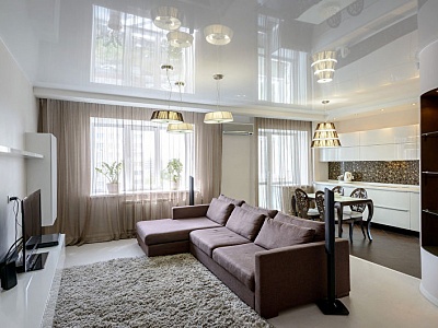 Натяжные потолки в гостиной