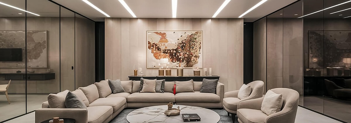 Световые линии в натяжном потолке: что это и какими они бывают?