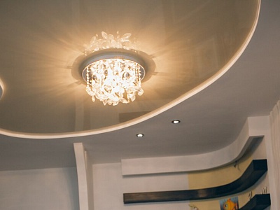 Натяжные потолки с подсветкой: особенности и преимущества