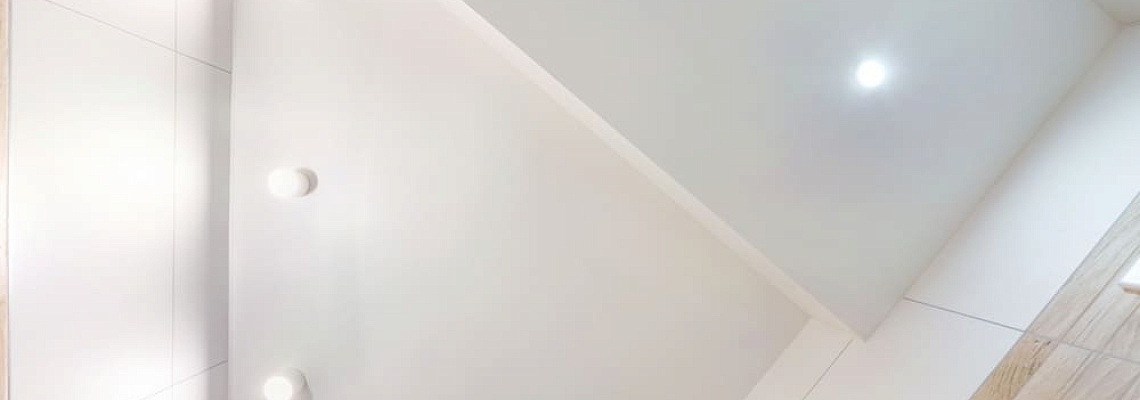 Натяжные потолки в ванной комнате: влагостойкость и дизайн