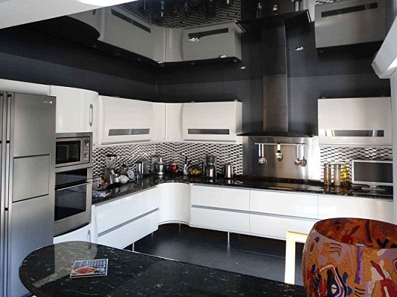 Натяжной потолок на кухню