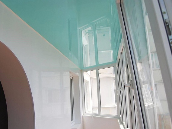 Натяжной потолок на балкон 