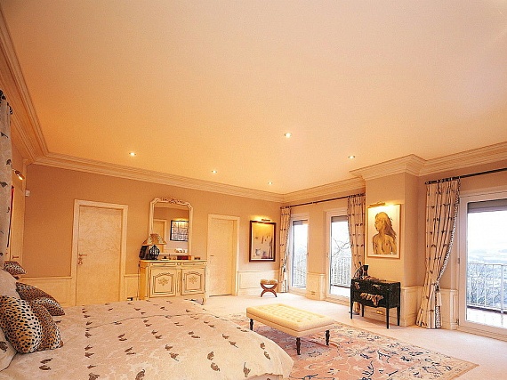 Бесшовные натяжные потолки