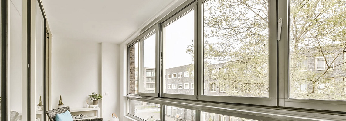 Можно ли сделать натяжной потолок на балконе?