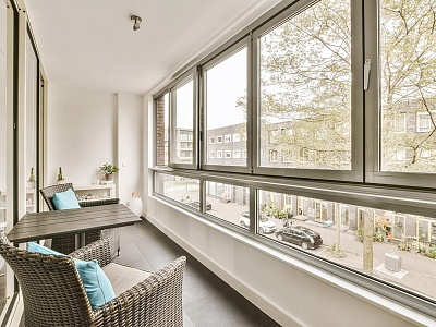 Можно ли сделать натяжной потолок на балконе?