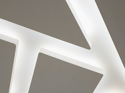 Глянцевые натяжные потолки: особенности и преимущества