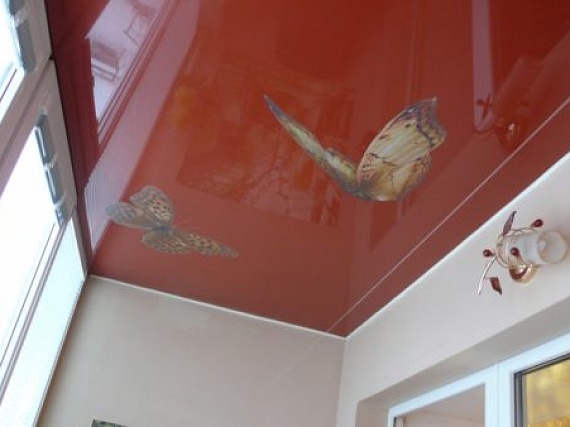 Натяжной потолок на балкон 