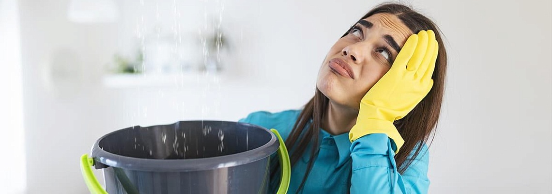 Как слить воду с натяжного потолка: пошаговое руководство и советы