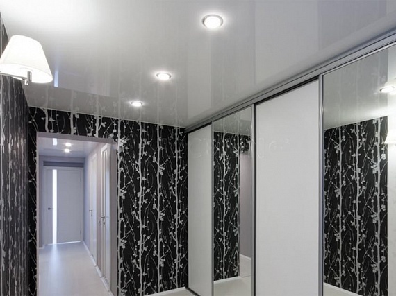 Глянцевые натяжные потолки