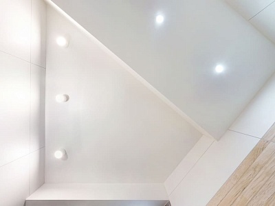 Натяжные потолки в ванной комнате: влагостойкость и дизайн